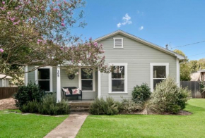Charming Bungalow with Spa! Close to Main St!